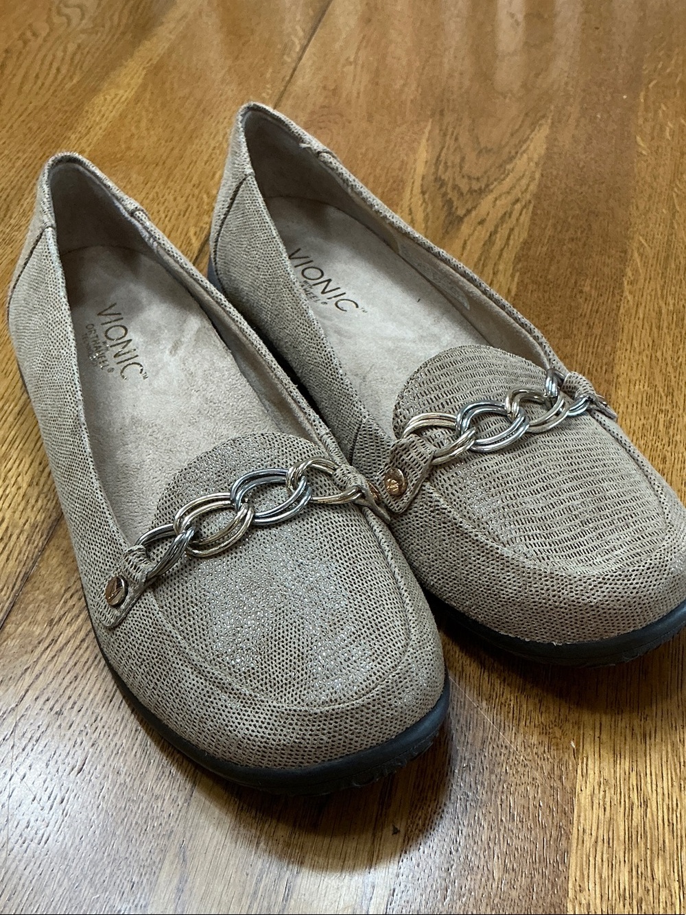 Woman’s Vionic tan embossed slip on loafer. Size 7.5. Chain. New! Never worn!